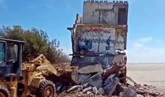 AVANZA LA DEMOLICI�N DE UNA CONSTRUCCI�N EN DESUSO EN LA PLAYA DEL NORTE DEL PARTIDO